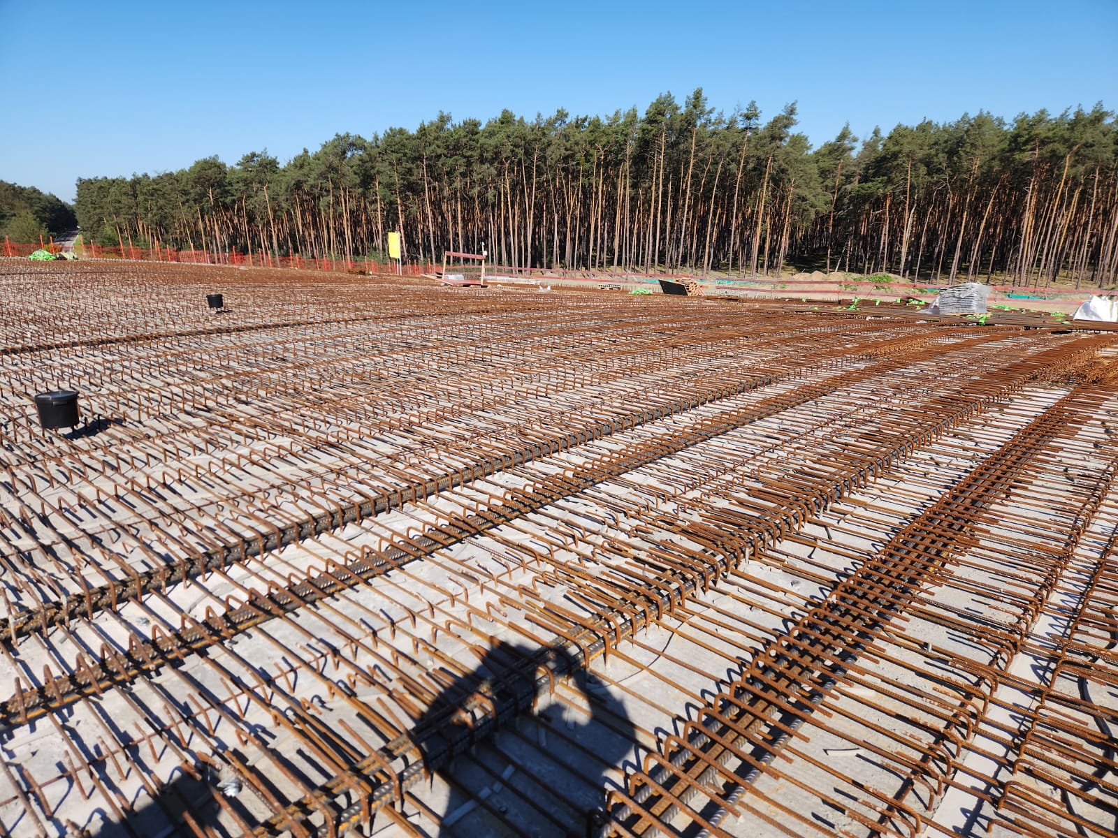 Großes Betonstahl Feld