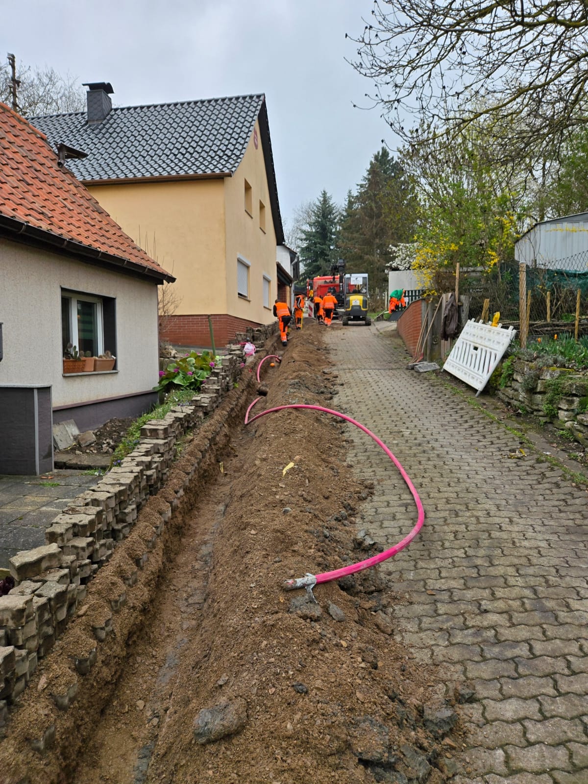 Glasfaserverlegung in Wohngebiet-Einfahrt